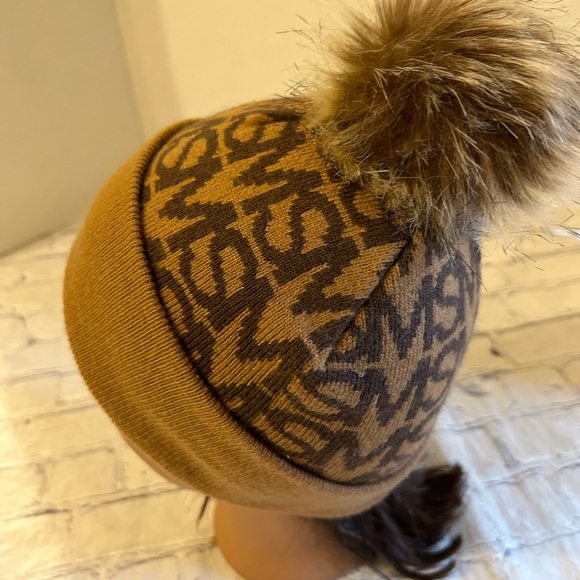 STEVE MADDEN LOGO FAUX FUR POM BEANIE HAT BROWN/CARMEL ONE SIZE - Picture 4 of 8